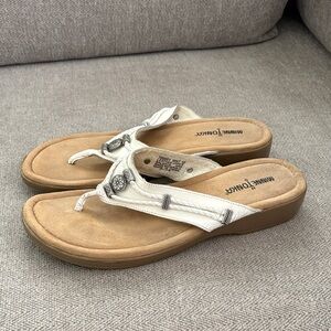 Minnetonka White Leather Thong Sandals with Concho Accents Size 10